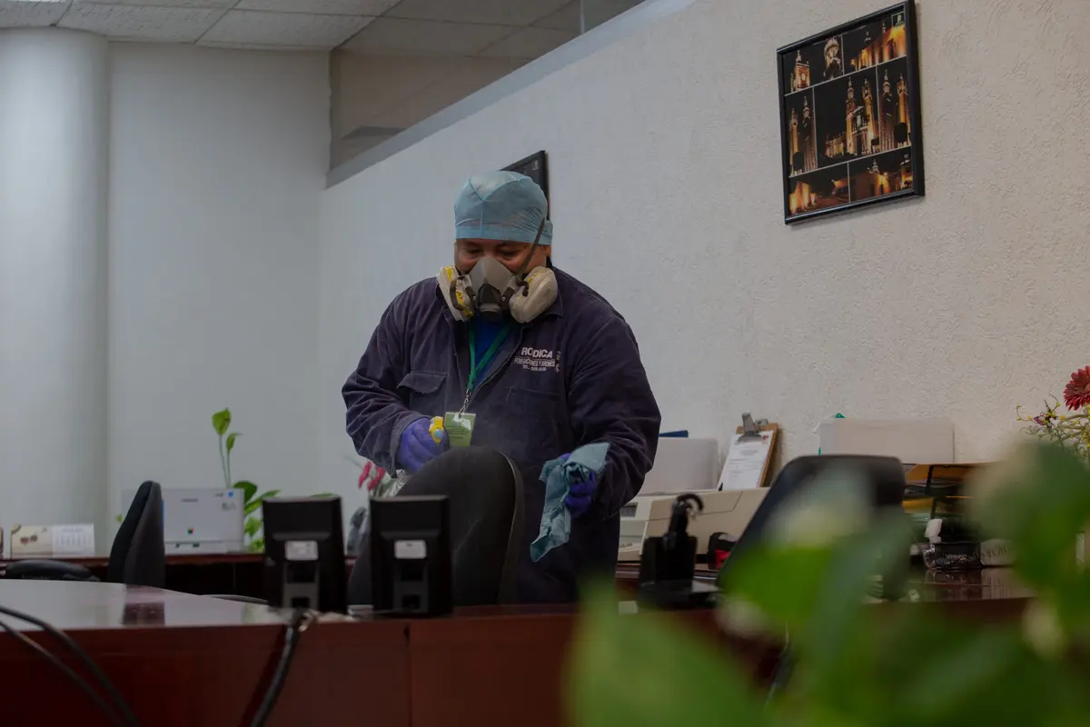 Técnico de Rodica con equipo de protección en una oficina
