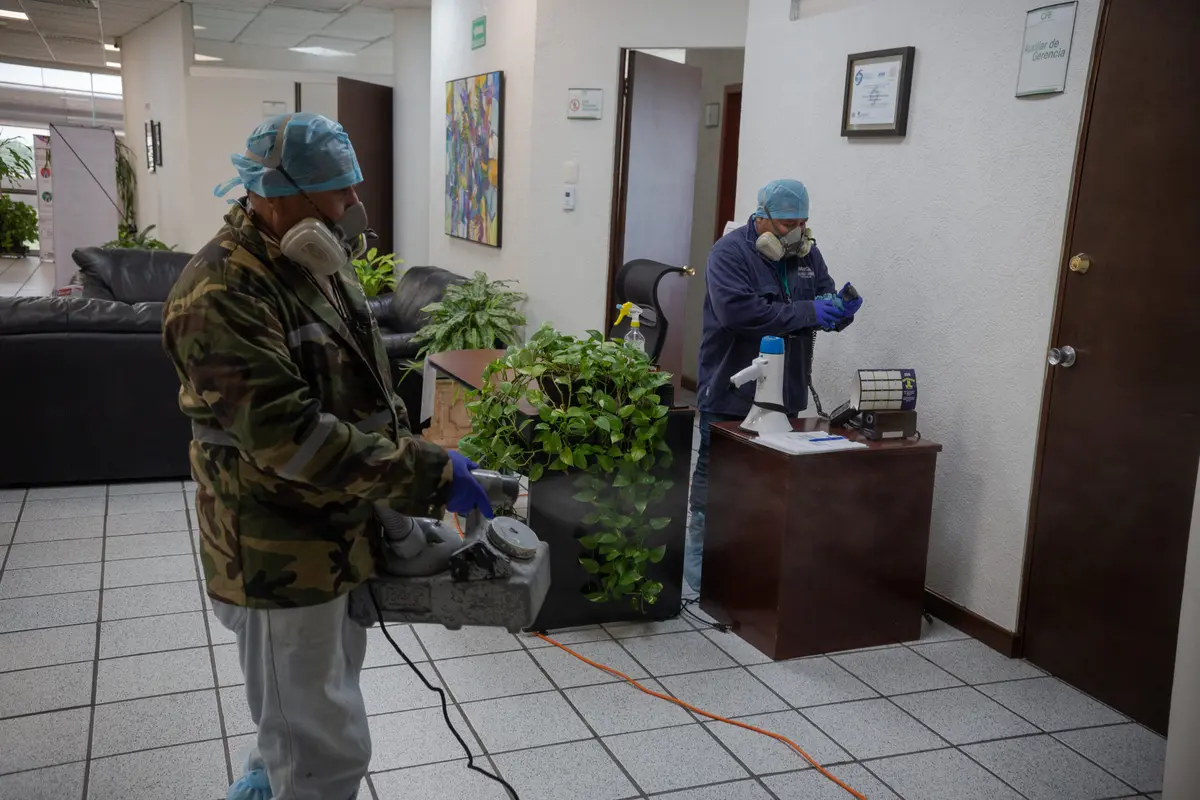 Técnico de Rodica desinfectando una oficina con nebulizador