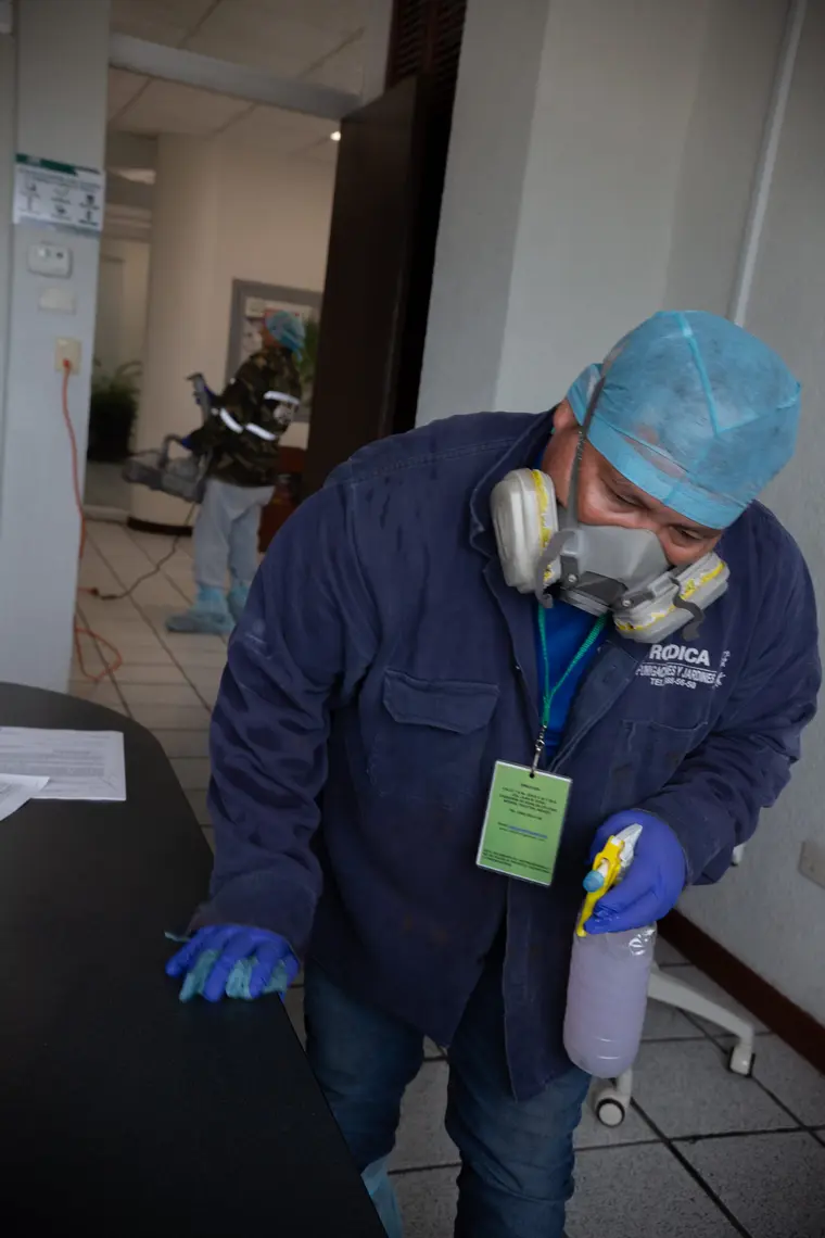 Técnico de Rodica aplicando tratamiento con equipo de protección